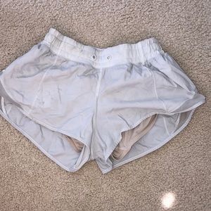 White Lululemon Hotty hot shorts 4, 2.5!